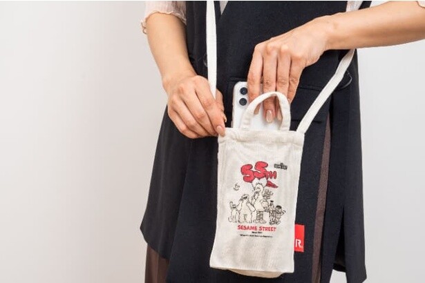 「キャンバスサコッシュ」(3600円)はイベントなどでも大活躍