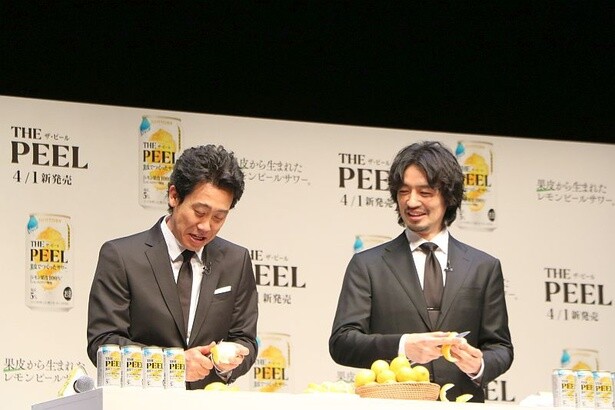 レモンの皮むきにもチャレンジ。「ナイフ捌きがすごい」と褒められた大泉さんは「ジャックナイフの洋と言われていましたから」とドヤ顔