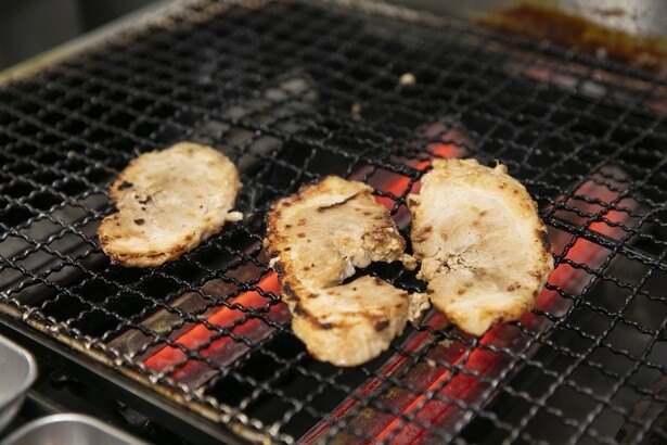 チャーシューは提供前に両面を直火で炙ってトッピング。肉や味噌の旨味と香ばしさがたまらない