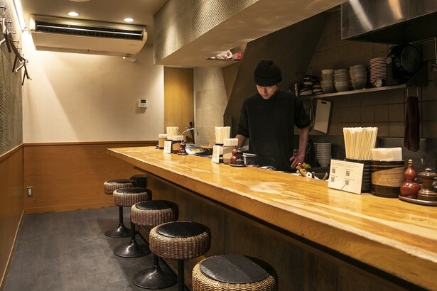 8席のカウンターのみ。店内に漂う魚介の香りが食欲をそそる