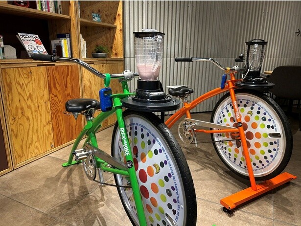 自転車を漕いで滑らかなスムージーを作ろう