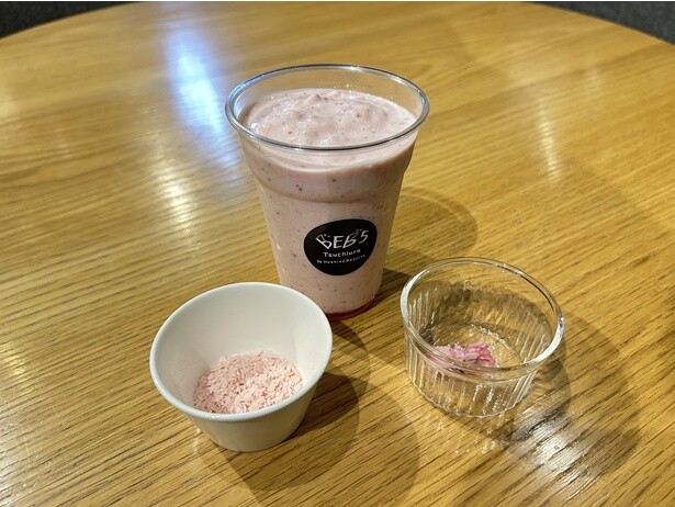 トッピングは桜の花びらに見立てたシェイブチョコレート！