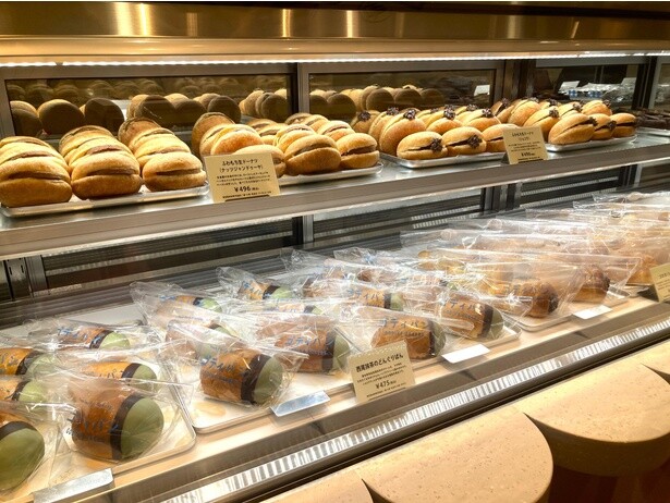 対面販売のショーケースには、コロネや生ドーナツがズラリ