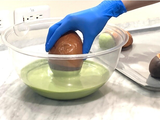 西尾抹茶のどんぐりぱんの仕上げでは、チョコレートと抹茶クリームを二重に！