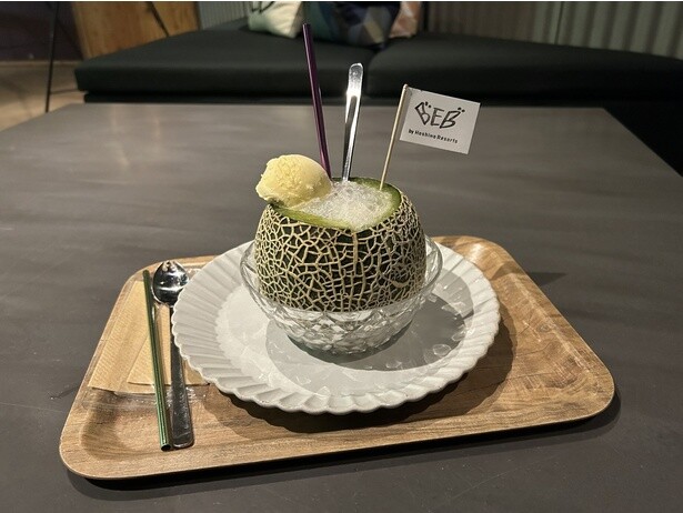 茨城県の名物スイーツ「メロンまるごとクリームソーダ(1350円)」