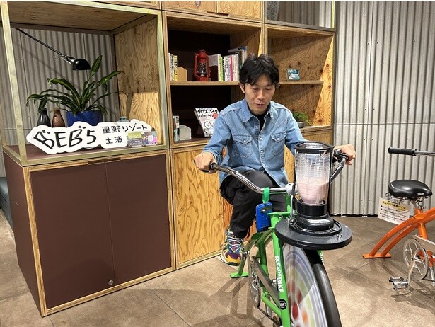 浅野編集長がフェンダーブレンダー＆スムージーを体験！最初は少し漕ぎにくいが、次第にスムージーが滑らかに