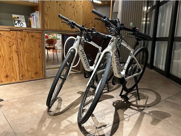 スマートでかっこいい電動自転車に乗ってサイクリングにGo