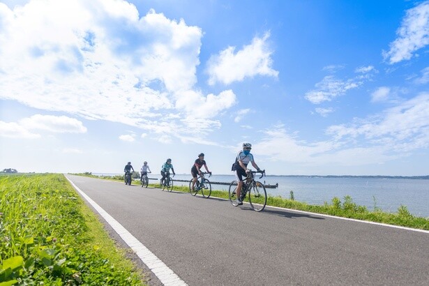湖から吹く快適な風を浴びながら自転車専用道をサイクリング！