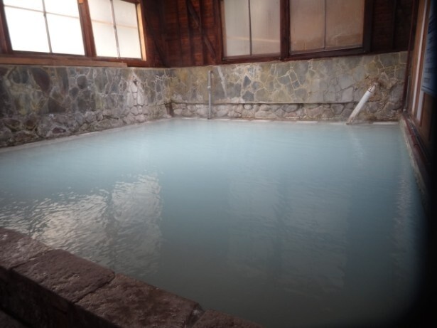 内湯は男女別となっている。こちらは「コロイド湯」