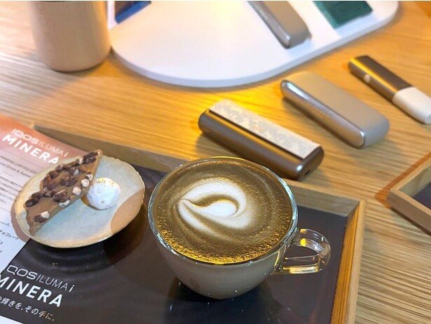 「IQOS ILUMA i ミネラ モデル」発売に伴い、ドリンクとスイーツのスペシャルセットが登場！