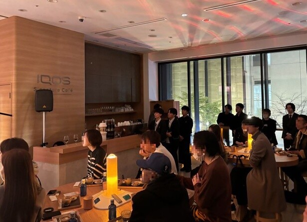 「MINERA Night」を楽しんだ来場者たち。手からサラサラと落ちる砂の動き、繊細に描かれた東京の風景、出来上がったと思ったら瞬時に消えてしまう作品の儚さに酔いしれた