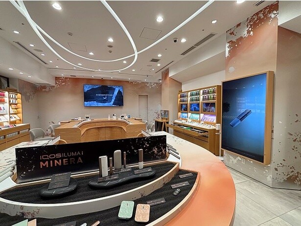 全国4店舗のIQOSストア(札幌、銀座、名古屋、心斎橋)では「IQOS ILUMA i ミネラ モデル」の世界観を表現したディスプレイを展開