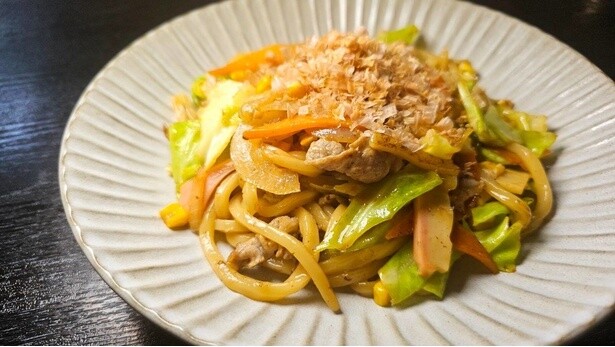 物語の大切なシーンで登場する「バター醤油焼きうどん」を、リュウジさんオリジナルレシピで再現！