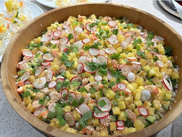 【写真】芯まで使えてスゴイ「台湾パイナップル」！ちらし寿司の酢飯は、砂糖いらずで酸味を少しプラスするだけでOK。ご飯に混ぜた鶏そぼろも醤油とパイナップルのすりおろしだけ