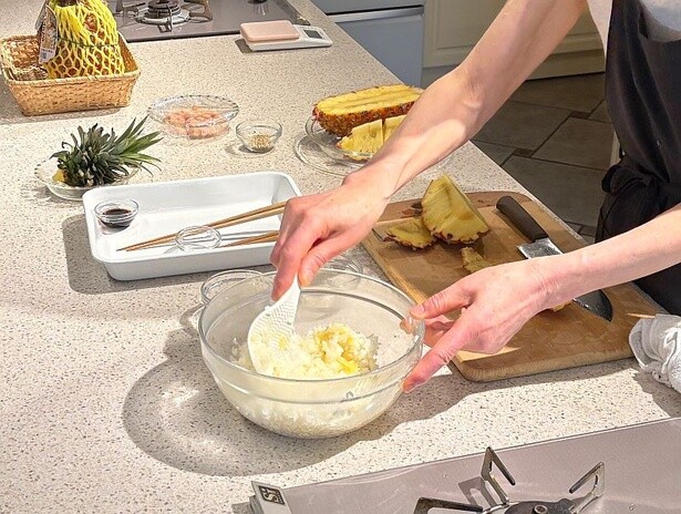 酢飯は、温かいご飯に塩、パイナップルすりおろし、酢を入れて混ぜて作る。パイナップルは違和感なくご飯にマッチ！