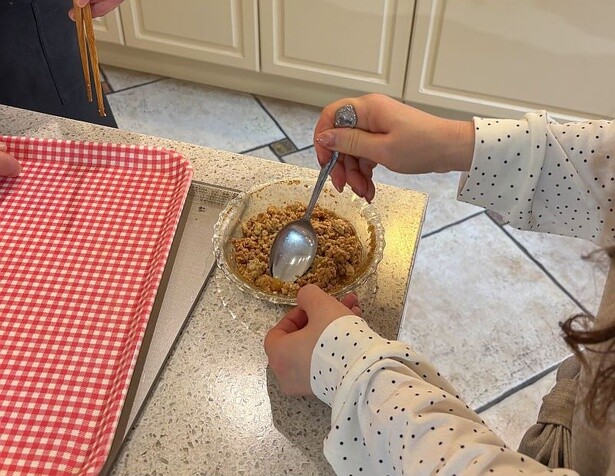 鶏そぼろは、鶏ひき肉にパイナップルすりおろし、醤油を混ぜてレンジに4分ほどかけて作る。「レンジから出したらすぐ混ぜるのがポイント。お鍋で火を入れると柔らかくなり過ぎてペースト状になってしまいます」(浜内さん)