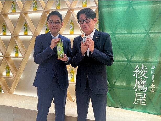 日本コカ・コーラ社の助川公太さん(左)とおにぎり協会の中村祐介さん(右)