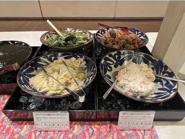 料理は沖縄の陶器「やちむん」に盛り付けられている