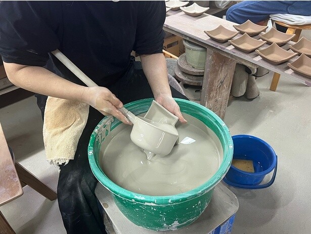 すべて手作業で作り上げる様子が見られる