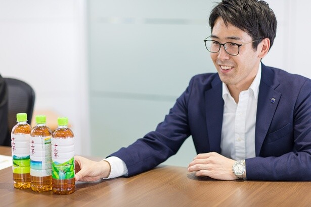 「麦茶よりも十六茶を飲んだほうが、ゴクゴク飲めて、しかも16素材が取れる」と語る内田さん。「水分補給のアップグレードができるということを伝えたい！」と語気を強めた