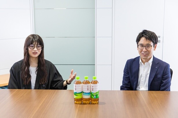 アートラベルの採用は、若い世代にもっと「十六茶」を知ってもらうためのチャレンジでもあるという