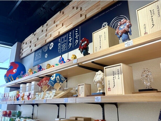 「中川政七商店」コラボのコーナー。焼き物や錫物など、日本の伝統工芸品が万博仕様に