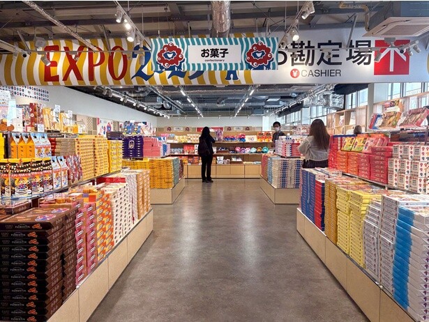 店の半分ほどがお菓子で埋め尽くされていた