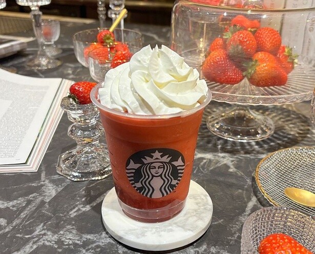 ひと際目を引くのは、完熟いちごのように鮮やかで濃密な赤色。いちごの豊かな風味がそのまま表現されている