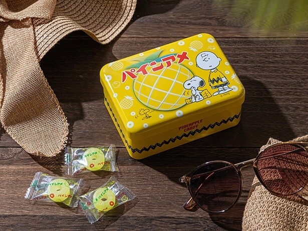 ≪超目玉★12月≫ スヌーピー×パインアメが初のコラボレーション！黄色い缶に 菓子