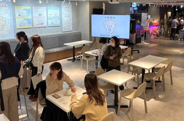 いしよわちゃんのイメージソングが流れる店内。モニターやパネルでもいしよわちゃんが紹介されている