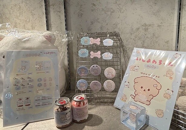 物販コーナーでは「トレーディング アクリルキーホルダー」などが販売されている