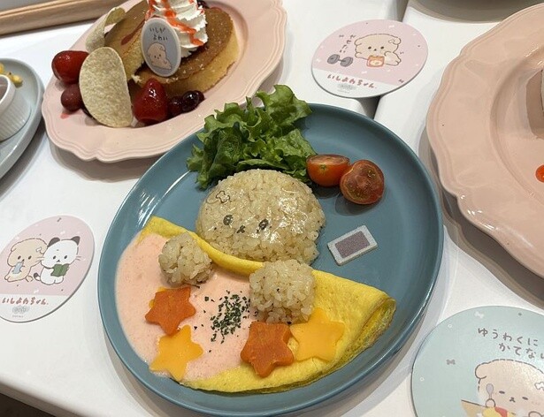 明太子クリームソースに飾った星形キャロットやチーズもラブリー！「明日こそはやくねるオムライス」(1900円)