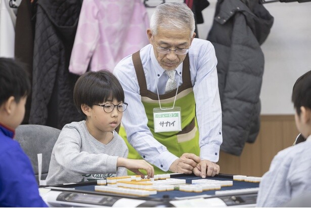 講師の酒井英俊さん。1から10まで教えるのではなく、ヒントを与えて子ども自身に考えさせる