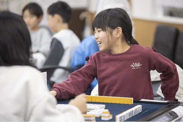 素早い手つきで手牌を並べ、さっそく対局スタート