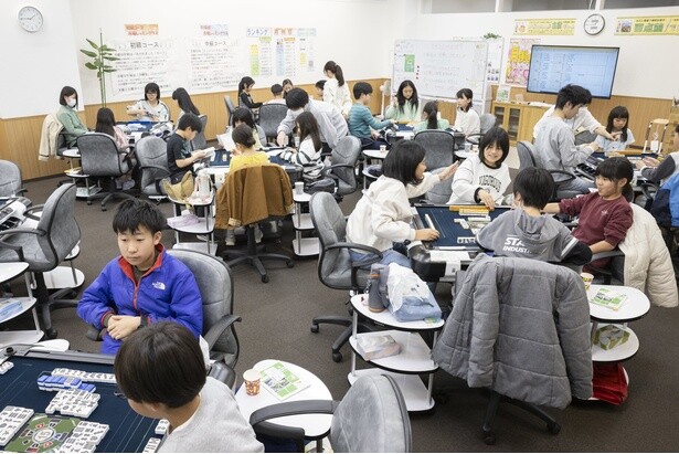 1卓4人、この日は参加者28人で7卓が埋まった