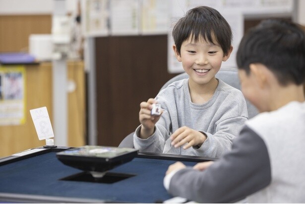 全自動麻雀卓に子どもたちはテンションMAX