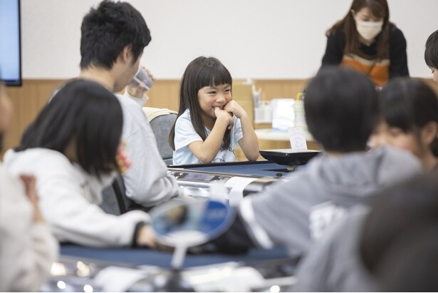対局中は真剣な眼差しだが、休憩中はフリードリンクを楽しむなどして和やかだった