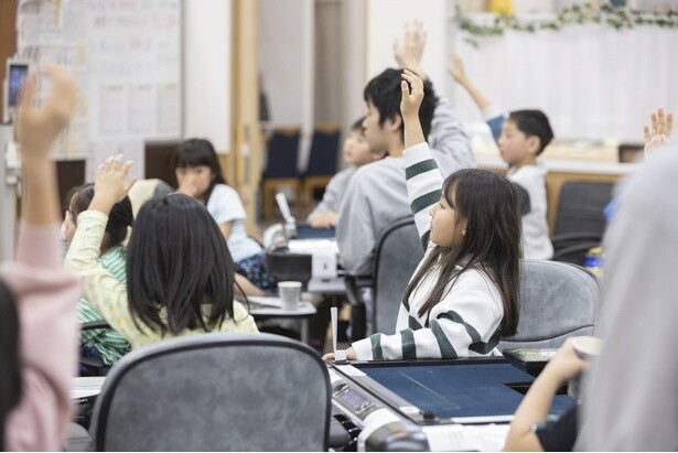 「はい！」と元気よく手を挙げる子どもたち