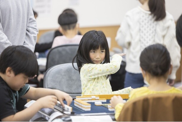 カッコよく牌を切って、大盛り上がり