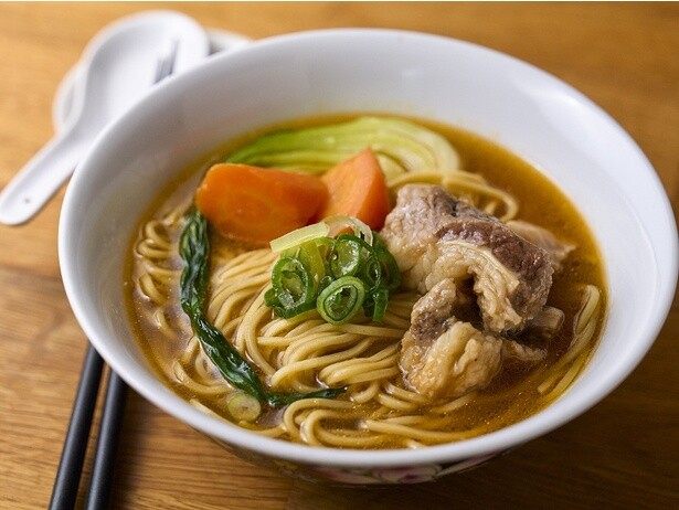 「成城石井自家製 ホロホロ煮込んだ香港風牛肉麺」