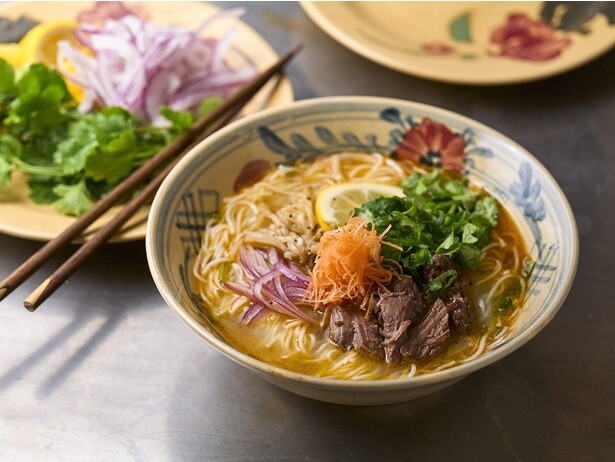 「成城石井自家製 【400㎉以下】ピリ辛スープのブンボーフエ(ベトナム風牛肉麺)」