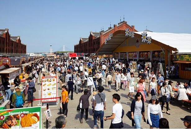 ドイツビール＆料理を求めて、例年多くの観光客が訪れる