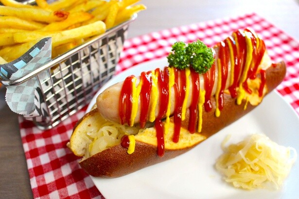 「ジャーマンホットドッグスタンド」の「プレッツェルドッグ」(1200円)。1日50食限定