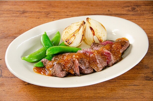 「ステーキ＆グリル マーベリックス」の「ステーキ＆春野菜のグリル」(1600円)。1日50食限定