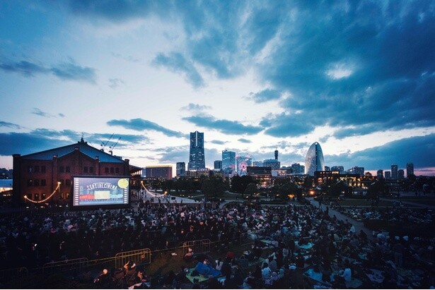 観覧無料の野外シアター「SEASIDE CINEMA」は、横浜赤レンガ倉庫、MARINE & WALK YOKOHAMA、横浜ベイクォーター、横浜ワールドポーターズ、横浜ハンマーヘッドの5会場で開催