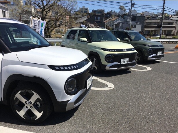 【写真】ファミリーマートに並ぶ試乗用のヒョンデ「インスター」