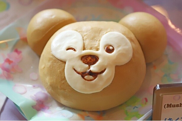 顔の中央部分に豚肉とキノコのクリーム、耳の部分にキャラメルフィリングが入った「ダッフィーまん(キノコクリーム&キャラメルクリーム)」(800円)。2025年6月12日(木)まで販売