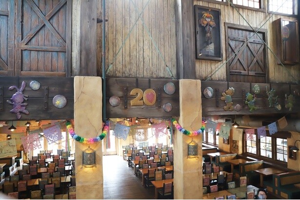 レストラン「ミゲルズ・エルドラド・キャンティーナ」店内の壁に、20周年を祝う装飾が登場