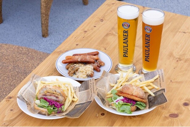 ロンググラスに入ったドイツビール(各1700円)で乾杯！