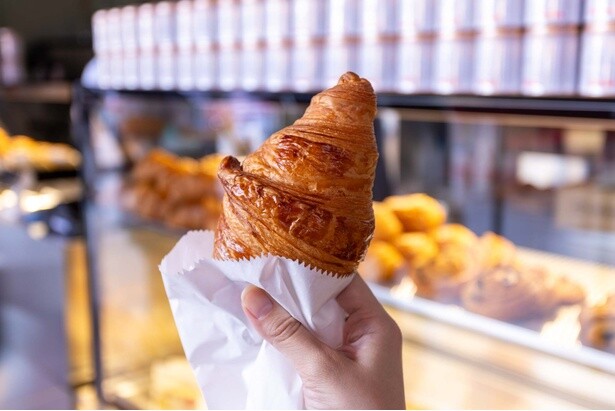 クロワッサン(600円)。最後まで衰えないサクサク食感で、何度でも食べたくなる
